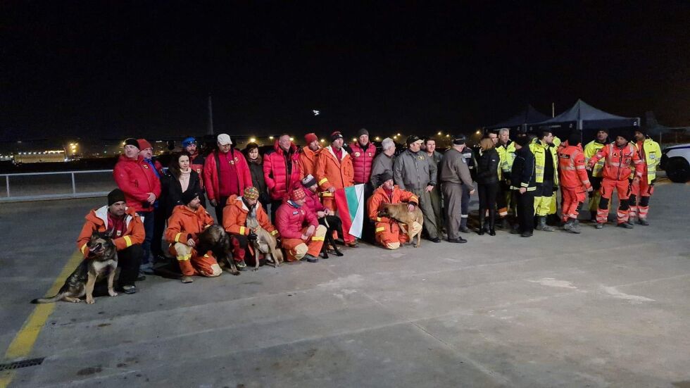  Спасителите вкъщи: Кучетата Норд, Нико и Хера и техните водачи откриха живи под отломките 