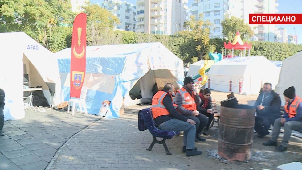 Специалните пратеници на bTV: Продължава борбата за живот под руините, а оцелелите живеят в палатки