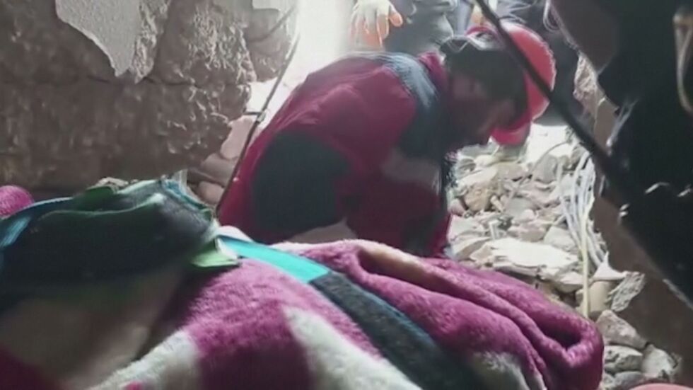 Седмица след трусовете: Спасители извадиха жена, оцеляла 175 часа под руините (ВИДЕО)