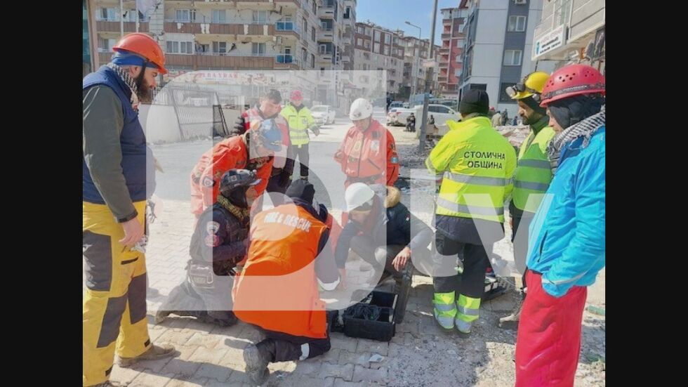 Български спасители правят тунел, за да извадят оцелели от срутена сграда в Антакия (СНИМКИ)