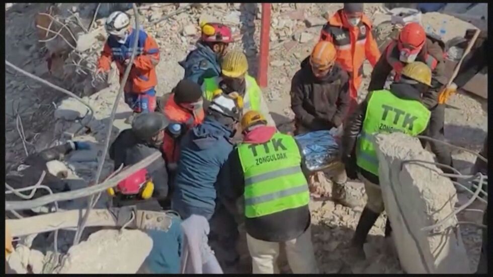 Две жени, оцелели след 200 часа под руините в Мерсин, бяха спасени (ВИДЕО)