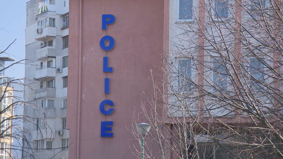 Само по bTV: Нов случай на полицай, заплашил съседите си с оръжие