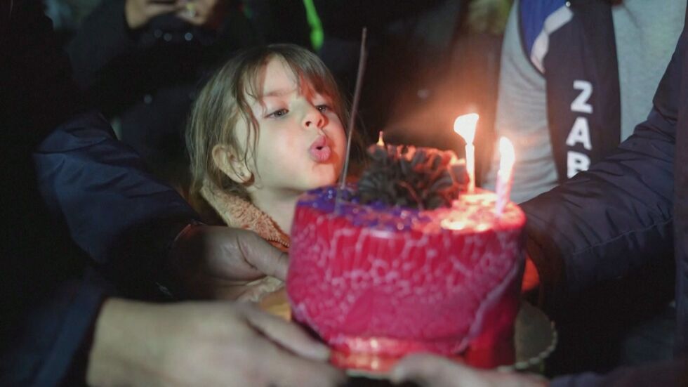 Изненадаха с торта оцеляло от земетресенията 5-годишно дете (ВИДЕО)