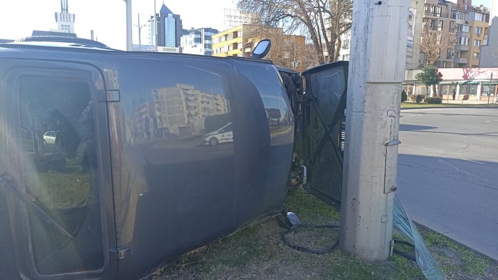 Отнето предимство: Автомобил се преобърна при катастрофа на кръгово в Пловдив (СНИМКИ)