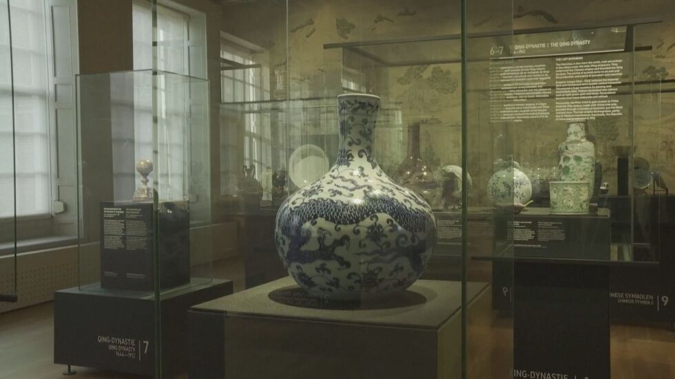 Откраднаха 11 ценни предмета от музей: Обирджиите са счупили повечето, бягайки (ВИДЕО)