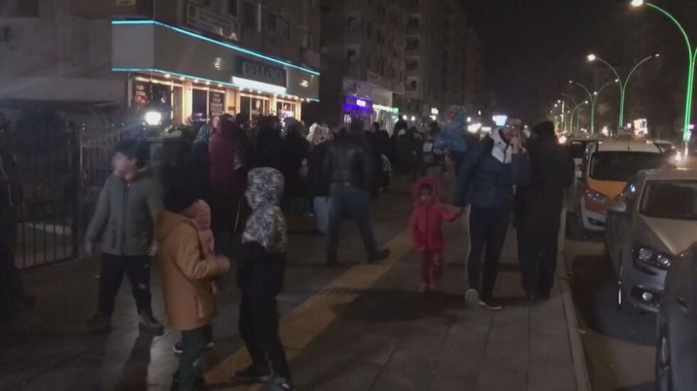 „На тръни сме, всички са навън“: Пред bTV говорят жители от района на земетресенията в Турция (ВИДЕО)