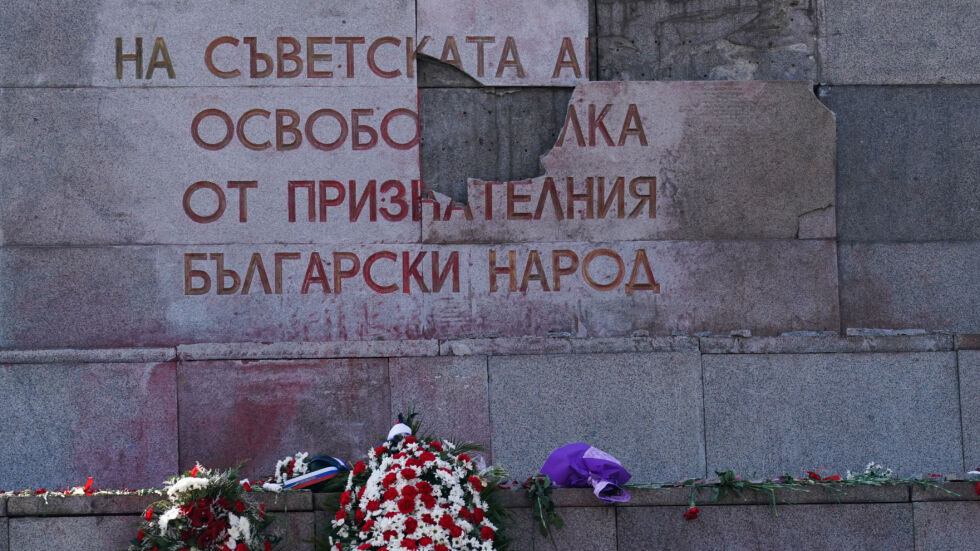 Мъж счупи плочите с надпис на Паметника на Съветската армия (СНИМКИ)