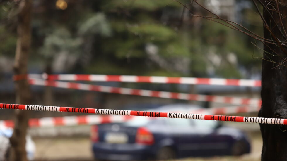 Мъж се барикадира в дома си в Бургас, разби бутилка в главата си