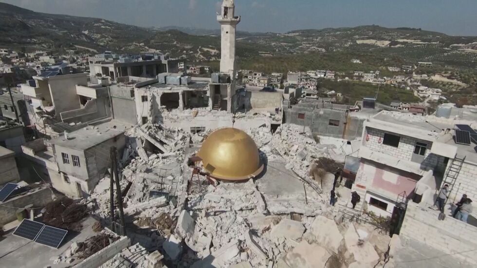 Молитва на открито: Жителите на сирийско градче останаха без джамия след земетресенията (ВИДЕО)