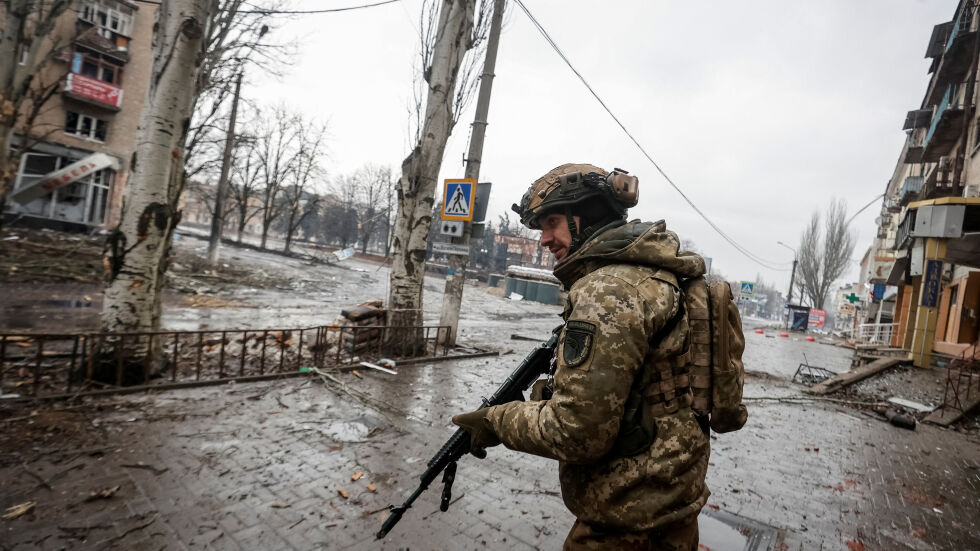 Войната в Украйна: Около една четвърт от Бахмут остава под украински контрол
