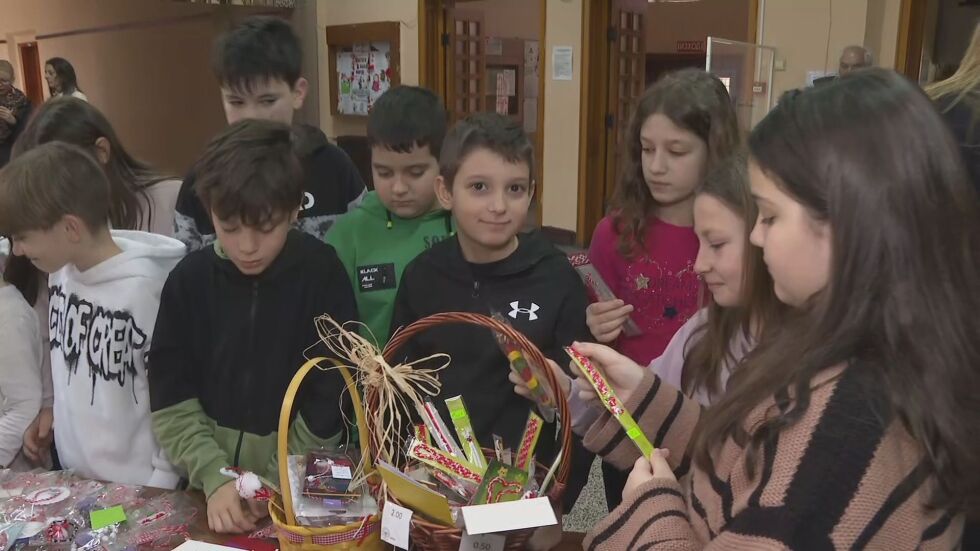 Деца от Бургас изработиха мартеници, за да помогнат на 7-годишния Стефчо да проходи отново