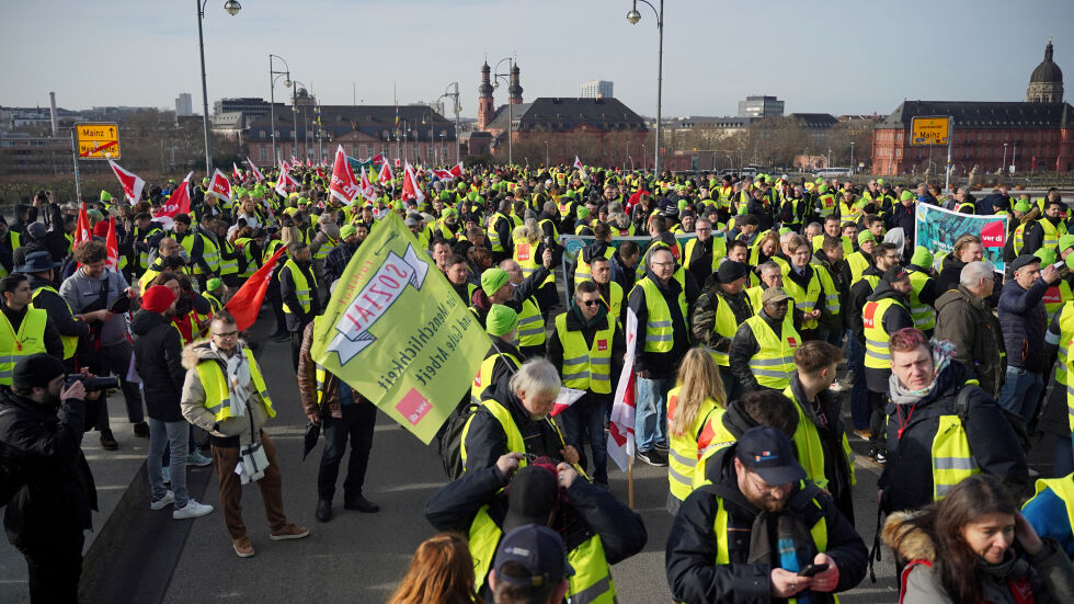 Общественият транспорт в Германия стачкува, милиони хора са засегнати