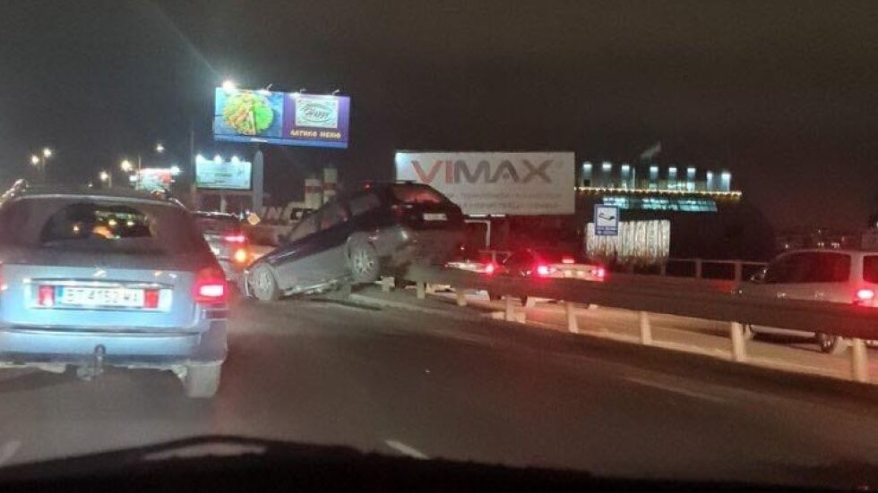 Автомобил се качи върху мантинела на Околовръстното в София
