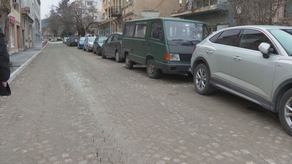 След ремонт за 120 000 лв.: Улица в Шумен отново пропадна