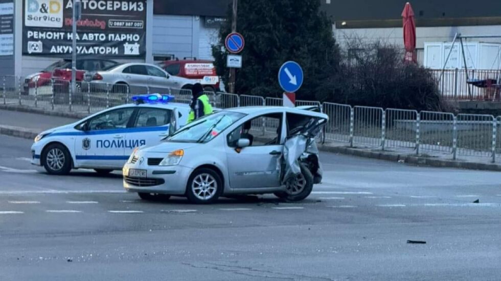 Пометен, чакайки на светофар: Поредна тежка катастрофа в София без спирачен път