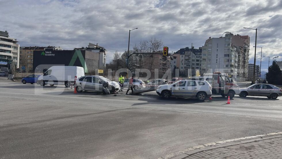 Пиян и дрогиран шофьор блъсна кола на светофар в София, има тежко пострадал (СНИМКИ)