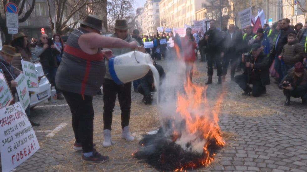 Протестите на производителите: Подпалиха слама пред земеделското министерство (ВИДЕО)