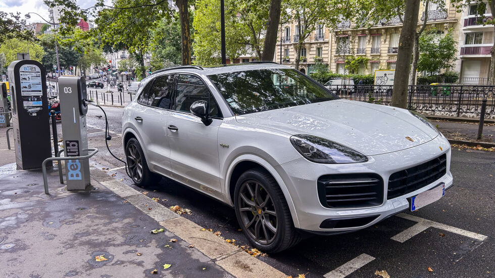 Париж повиши цените за паркиране на джипове - стигат до 18 евро на час 