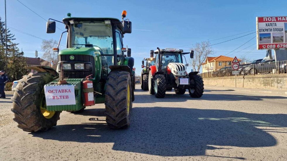 Блокирани подстъпи и изходи на магистралите: Фермерите удължават времето на протестите си (ГАЛЕРИЯ)