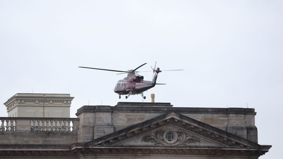 Хеликоптерът на краля кацна в Бъкингамския дворец, принц Хари е в Лондон