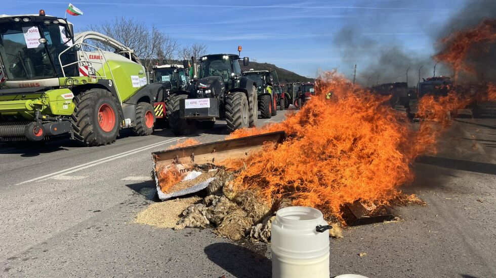 Гневът на фермерите: Блокирани пътища, стотици трактори, запалена слама и разлято мляко (ОБЗОР)