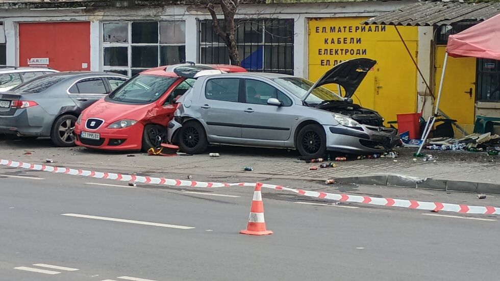 Кола се вряза в обект за бързо хранене в Стара Загора, има ранени (СНИМКИ)