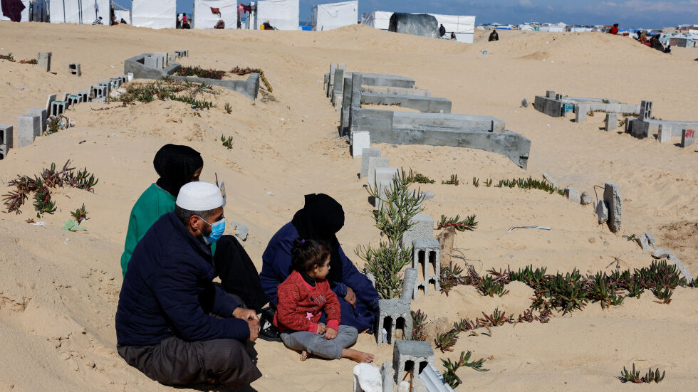 Живот сред мъртвите: Историята на Махмуд, който живее на палатка в гробището в Рафа (СНИМКИ и ВИДЕО)