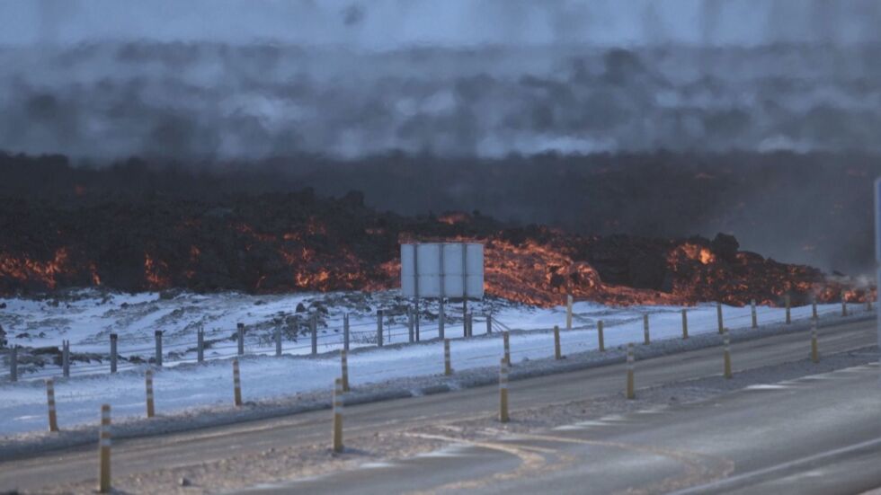 „Не сме в безопасност следващите месеци“: Лава залива път близо до луксозен СПА център в Исландия (ВИДЕО)