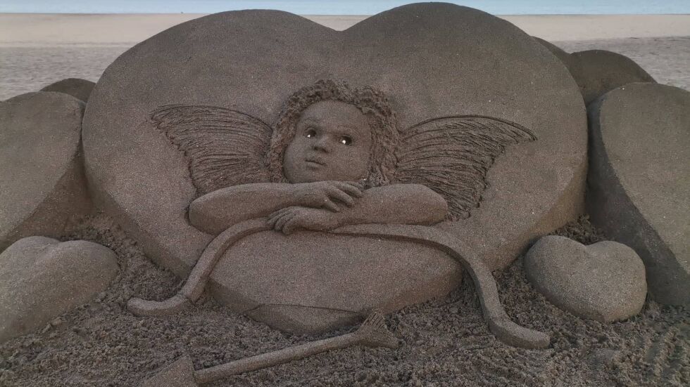 В очакване на св. Валентин: Пясъчна скулптура на Купидон в Бургас (СНИМКИ)