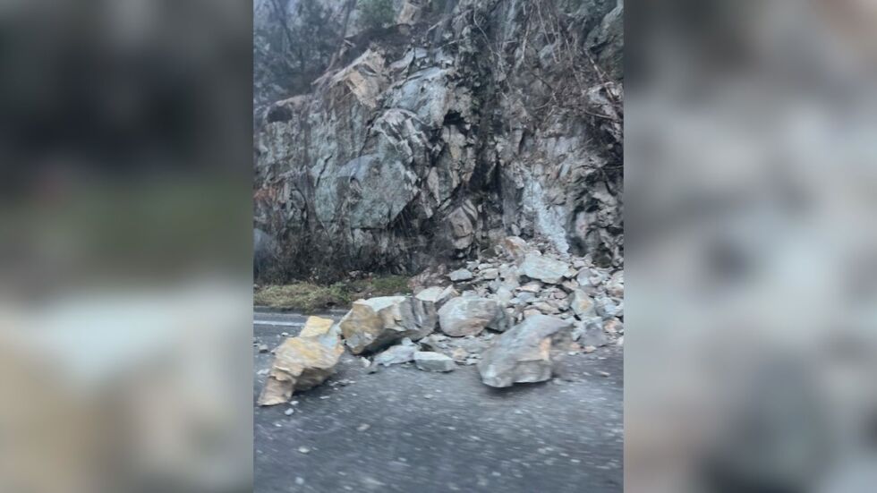 Огромни камъни се свлякоха на път Е79 пред автомобил (СНИМКИ)