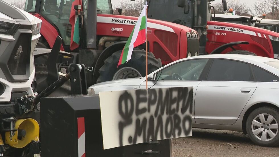 Въпреки споразумението с кабинета: Фермери пак блокираха пътища в страната