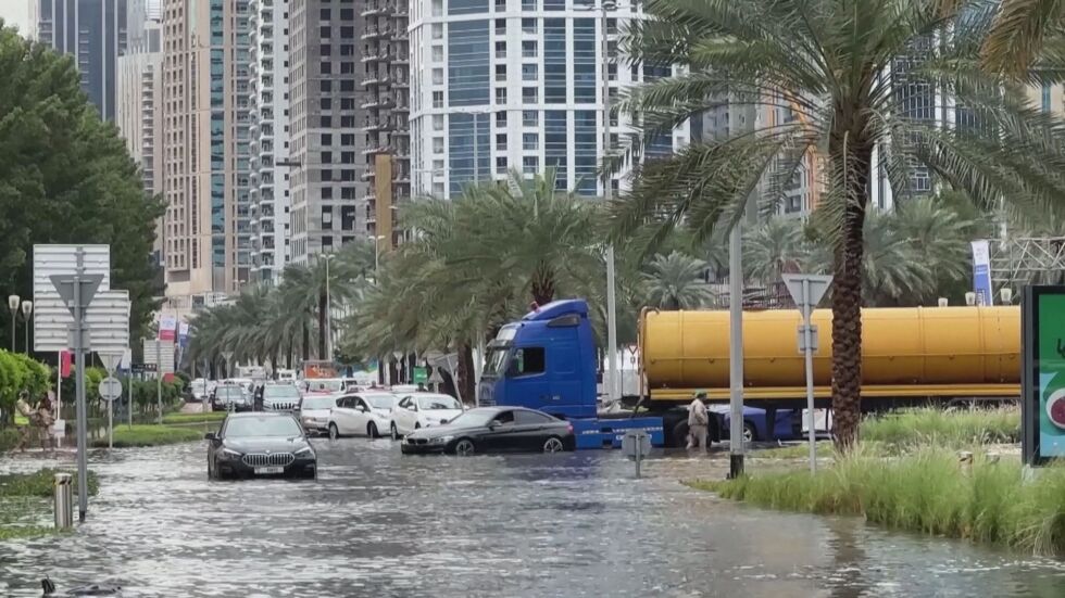 Улици като реки в пустинята: Проливни дъждове парализираха Дубай (ВИДЕО)
