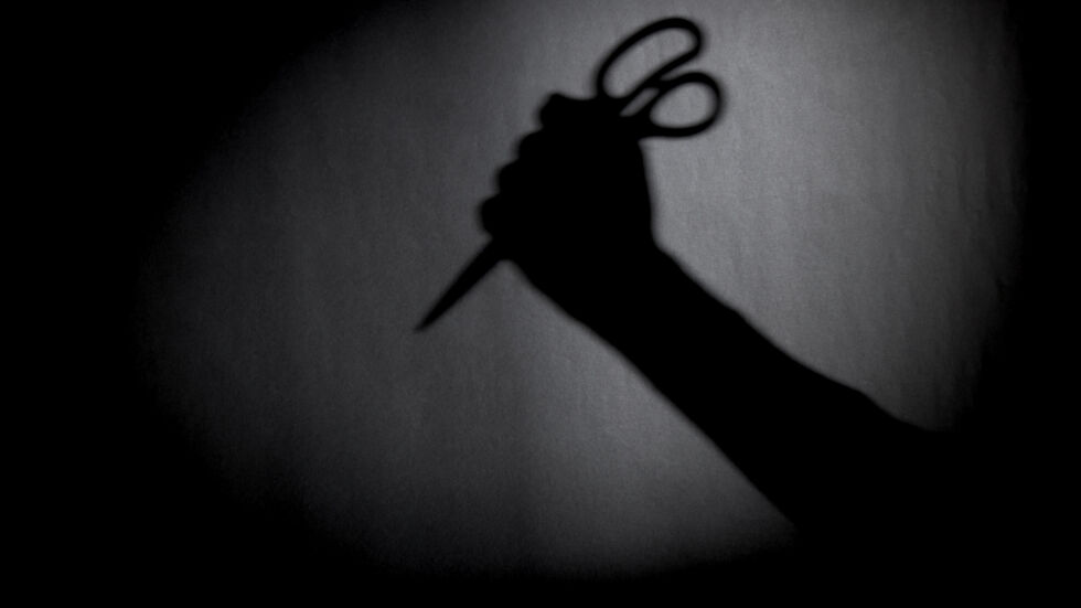 „Татко, мама ти изневерява“: Жена нападна с ножици децата си, след като разкрили тайната ѝ
