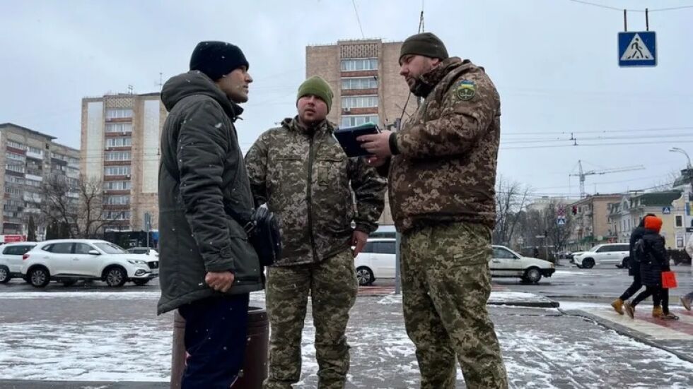 Ранени или мъртви: Украйна е изтощена - армията се нуждае от мъже, а те бягат