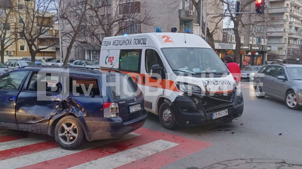 Верижна катастрофа между линейка и автомобили в центъра на Стара Загора (СНИМКИ и ВИДЕО)