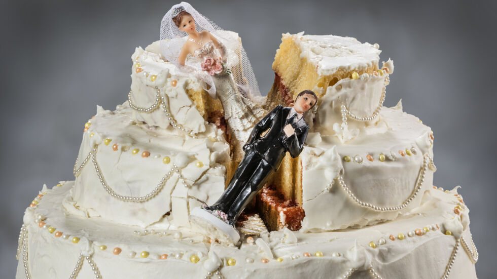 Булка иска развод ден след сватбата заради шега с тортата 