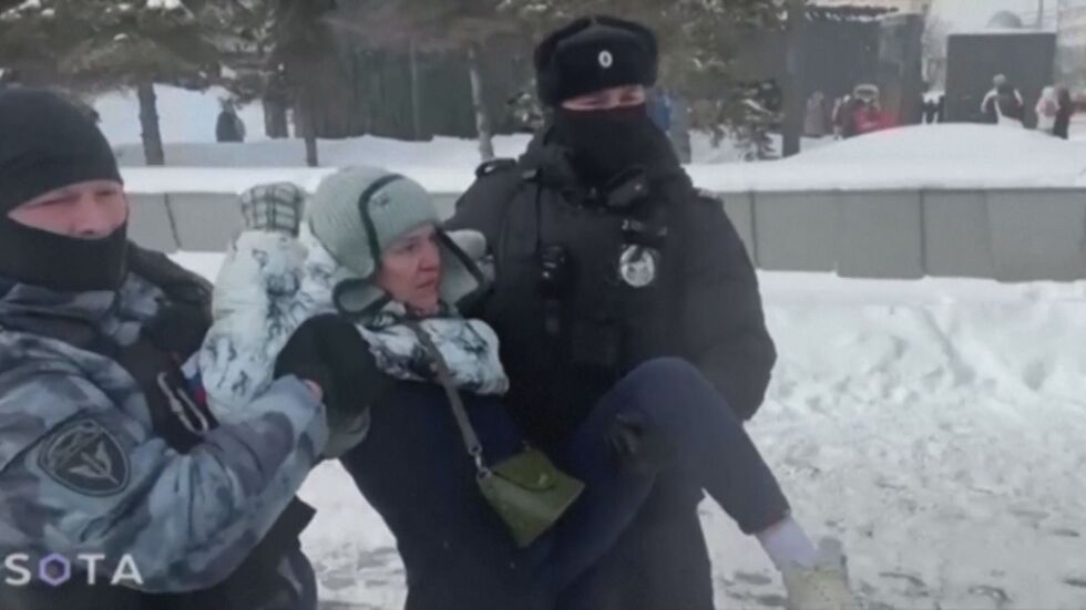 Над 300 души са задържани в Русия на демонстрации в памет на Навални (ВИДЕО)