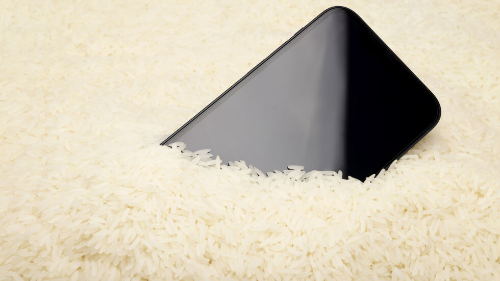 Apple предупреждава: Спрете да поставяте мокрия си iPhone в ориз
