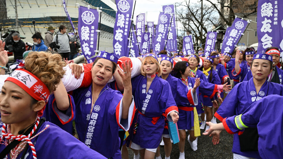 За първи път във вековната традиция: Жени взеха участие в гол фестивал в Япония (СНИМКИ)