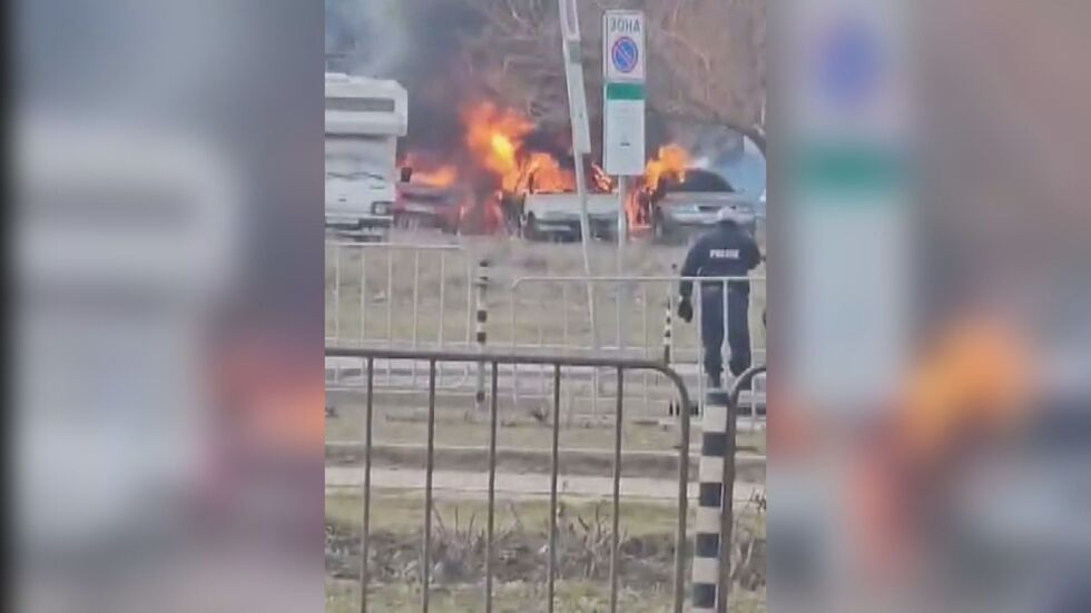 Автомобили горят в района на Централна гара в София (ВИДЕО)