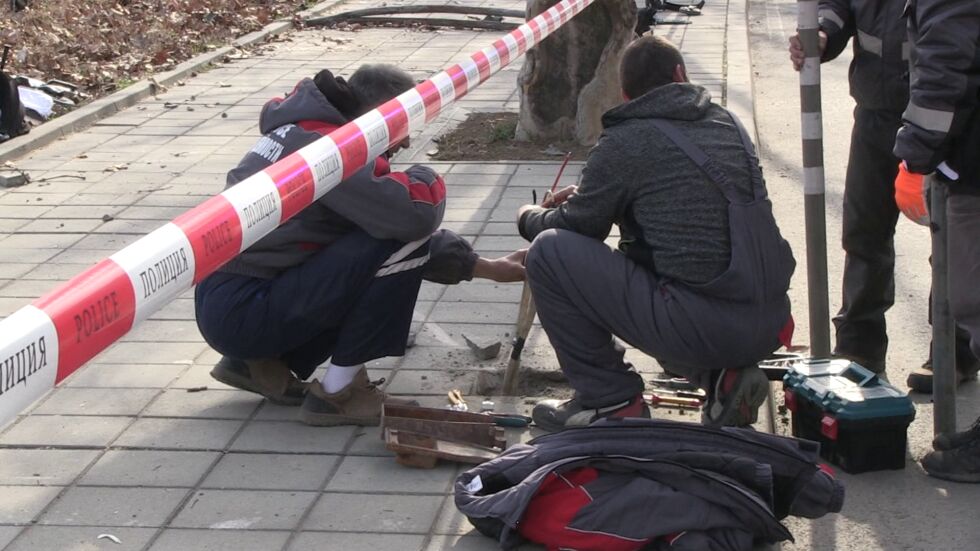  Блъсната на тротоар с двете си деца: 37-годишната майка е в извънредно сериозно положение 