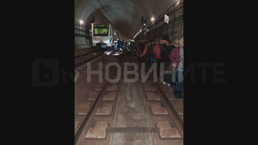 Пътник на релсите: Временно спряха метрото на „Лъвов мост“ (СНИМКИ)