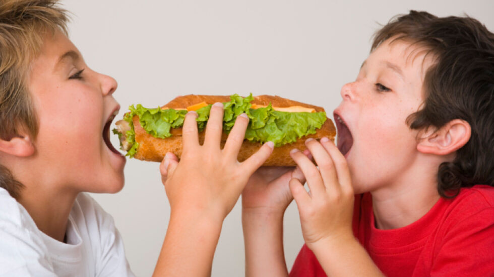 Затлъстяването при децата: Едва 1/3 от учениците консумират всеки ден плодове и зеленчуци