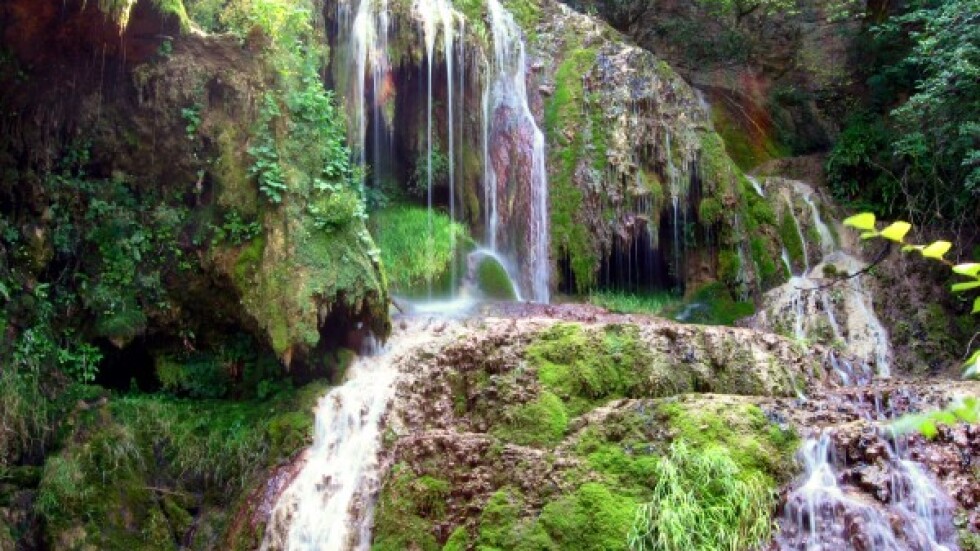 Трети ден издирват затрупаните туристи край Крушунските водопади