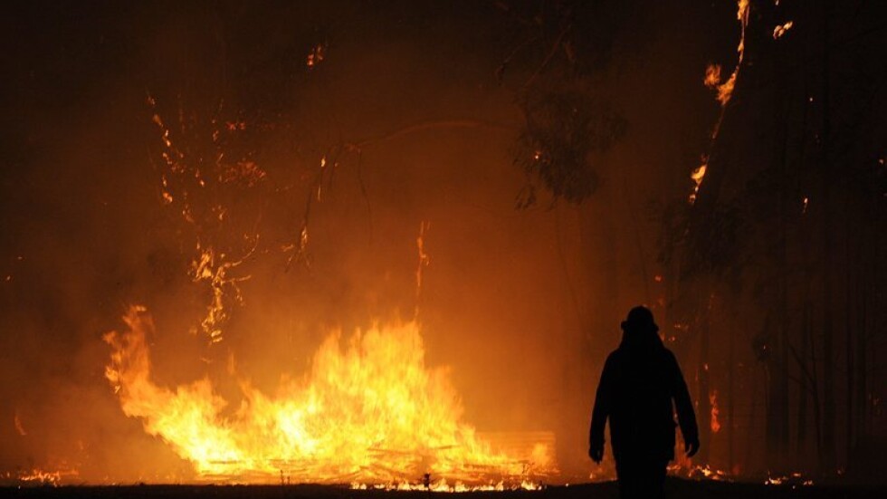 Австралия се бори с голям пожар от 600 хил. хектара
