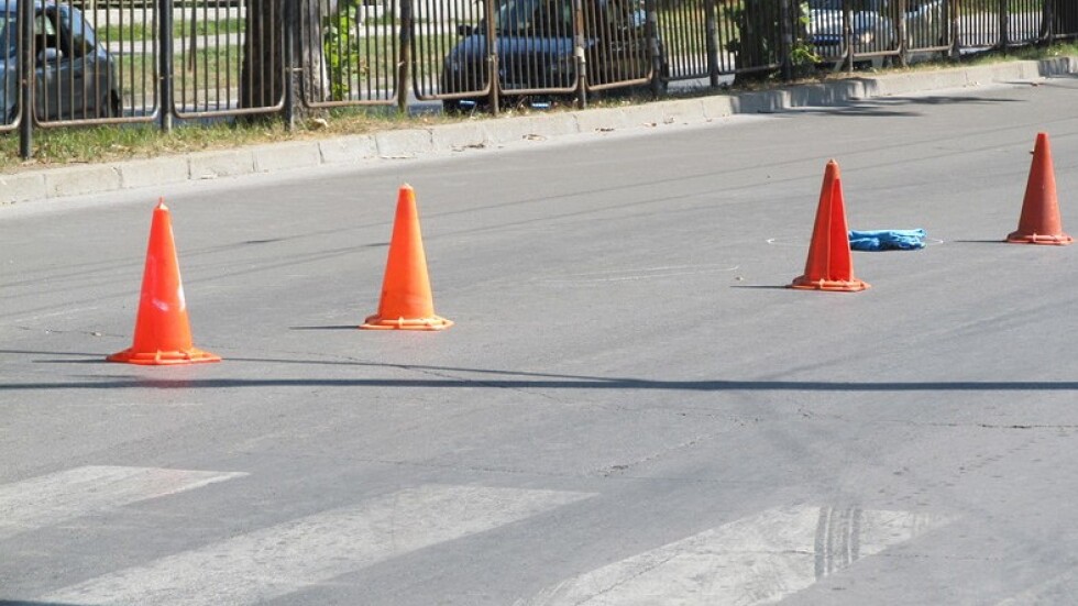 Млада жена загина на пешеходна пътека в Бургас, след като беше блъсната от камион