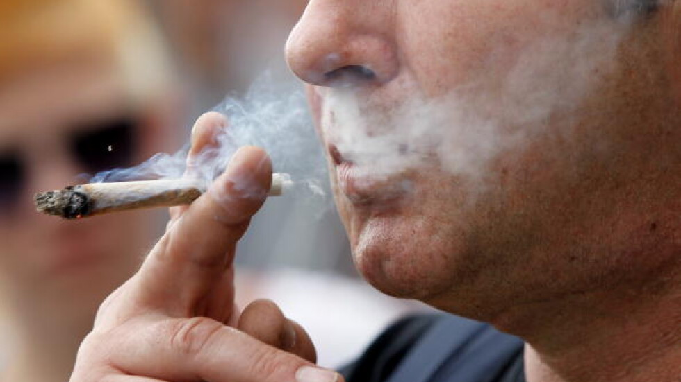 Преди Коледа: Забраняват пушенето на марихуана на открито в Амстердам