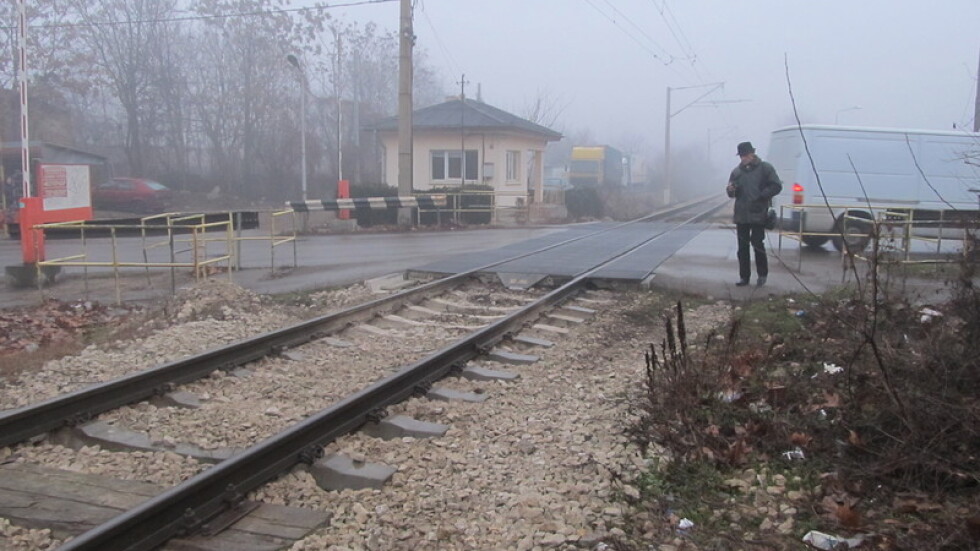 Влак удари кола на прелез в Дряновско