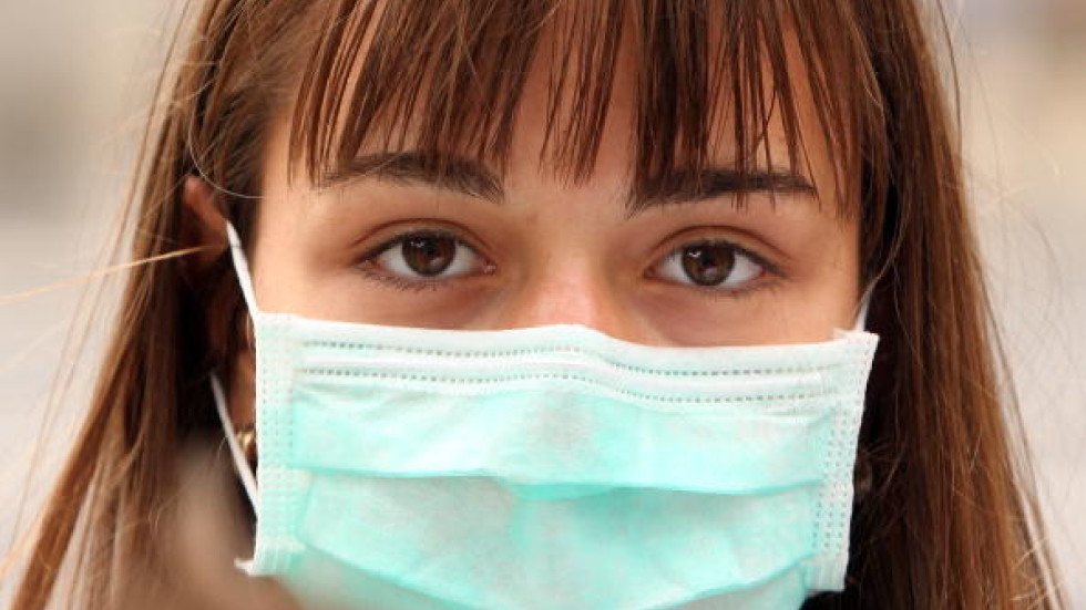 Лекари: Маската е бариера за вируси и бактерии, но не и за мръсния въздух