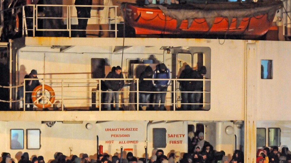 Кораб без екипаж и двигатели и с 450 имигранти на борда пътува към бреговете на Италия